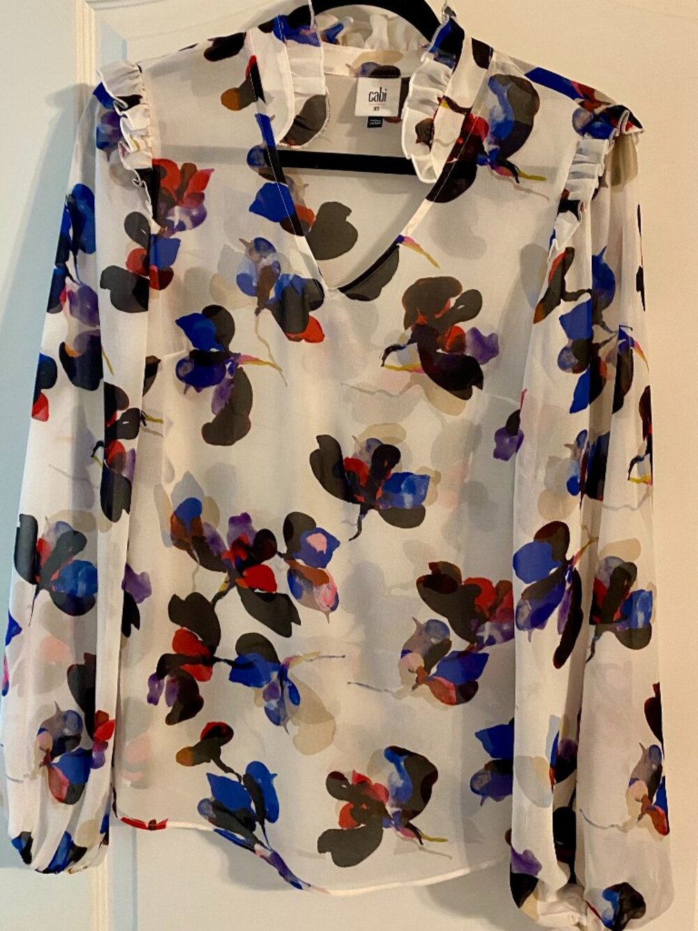 CABI floral print lightweight blouse with ruffled neck and sleeves, XS